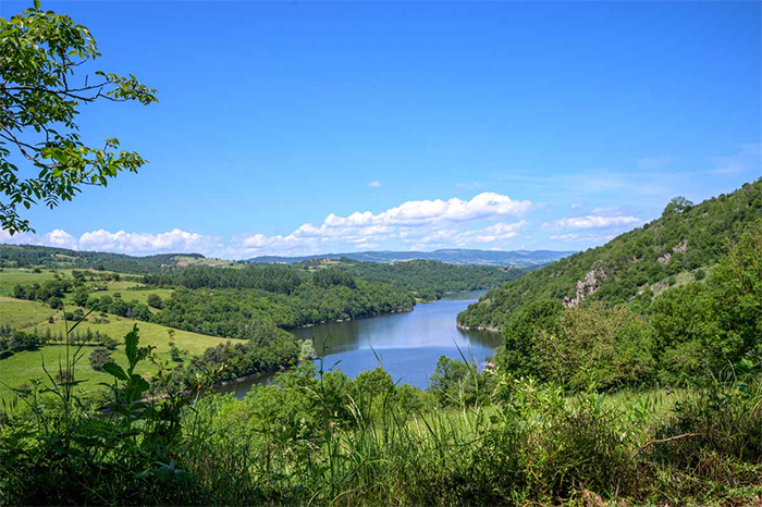 vacances dans les Gorges de la Loire avec un camping et des hébergements atypiques 
