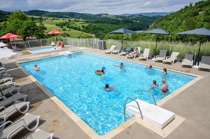 Piscine au milieu d'un cadre verdoyant