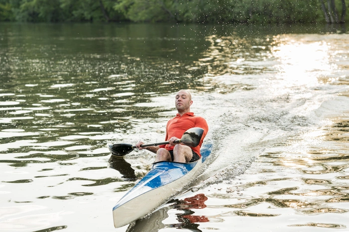 Un homme pratiquant le canoë sur la loire en contrebas du camping