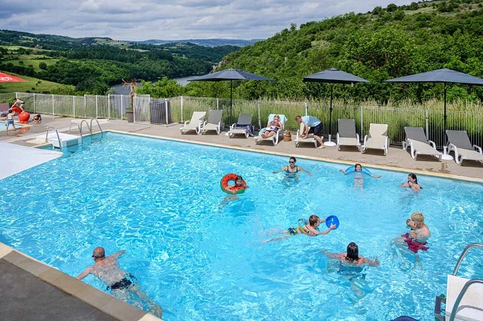 La piscine chauffée avec vue sur la nature verdoyante des Gorges de la Loire