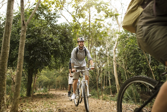 Une promenade joyeuse en vélo dans la forêt proche du camping