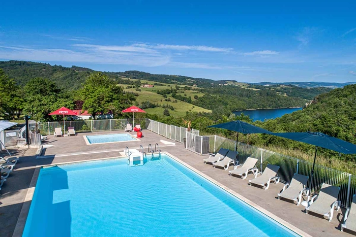 La vue magnifique sur les Gorges de la Loire depuis la piscine du camping
