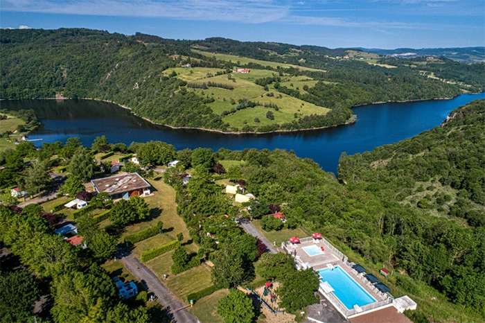 Le camping de Mars et les Gorges de la Loire en vue aérienne