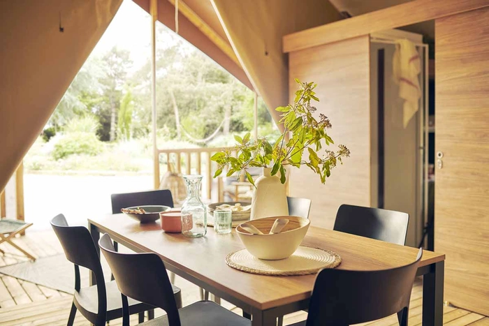La salle à manger intérieur/extérieur d'un hébergement Woodlodge