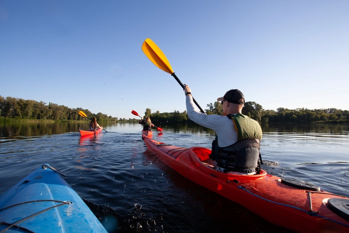 Un groupe de sportif faisant du canoë sur la Loire par une belle journée ensoleillée