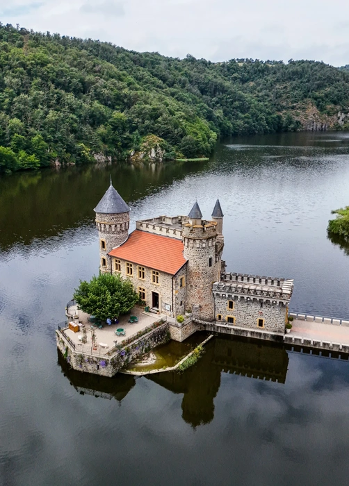 Le Château de la Roche, lieu touristique proche du camping de Mars
