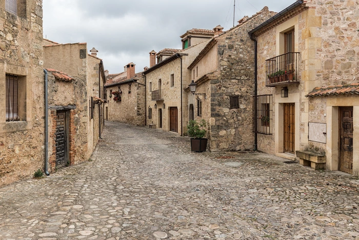 Une ruelle de village calme et proche du camping de Mars