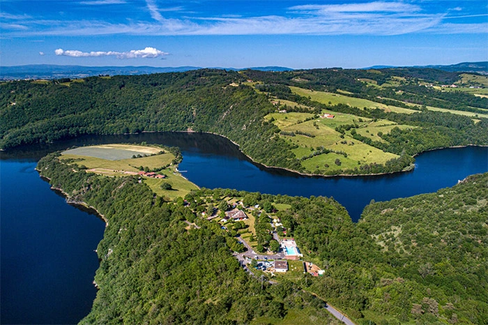 Le camping situé en bord de fleuve dans une vallée verdoyante